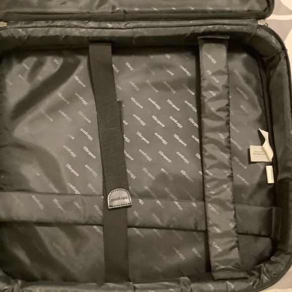 Large format laptop carry bag, with lots of space for accessories. - Picture 5 of 7